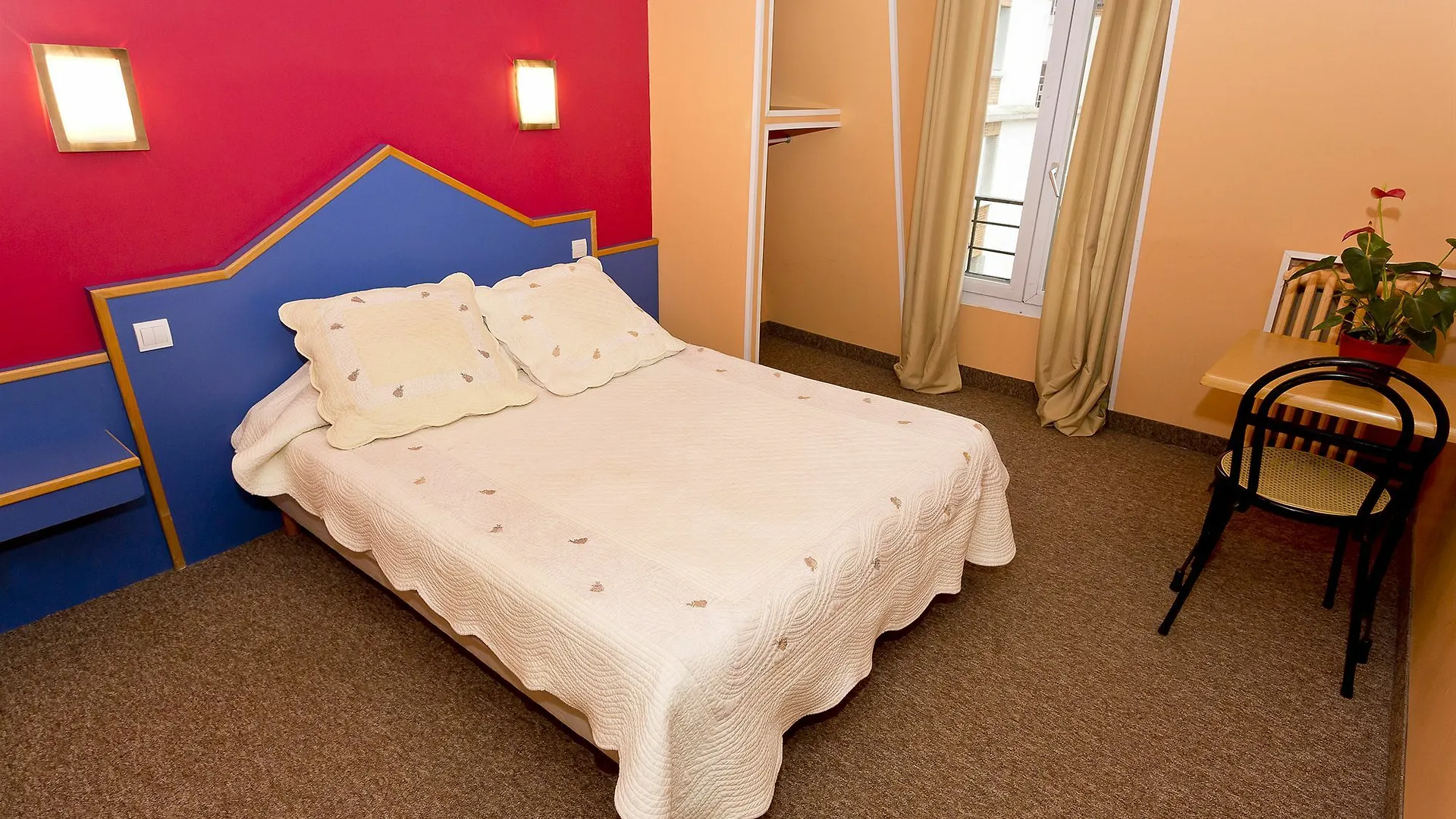 *** Otel Hipotel Paris Pere-Lachaise Republique Fransa